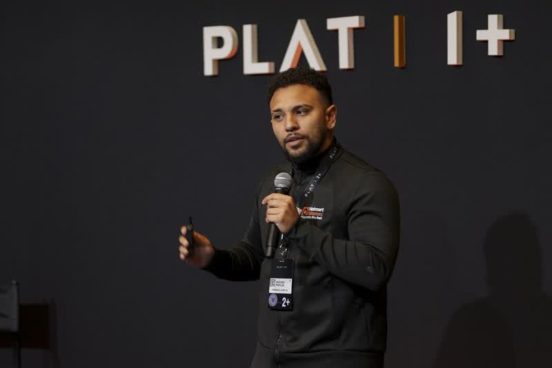 Rafael Puglia falando em palco